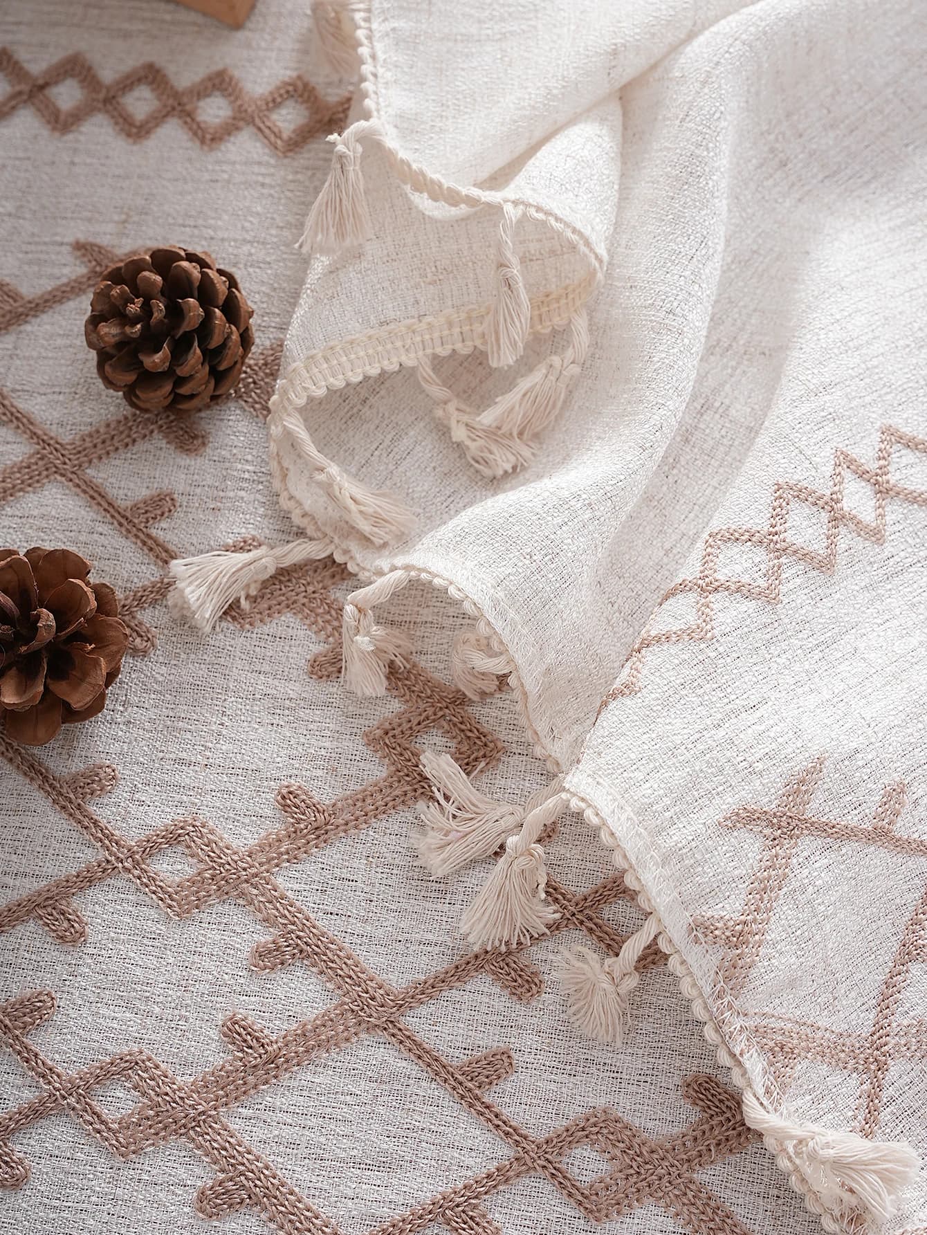 Obrus dekoracyjny na stół – elegancki obrus z haftowanym wzorem