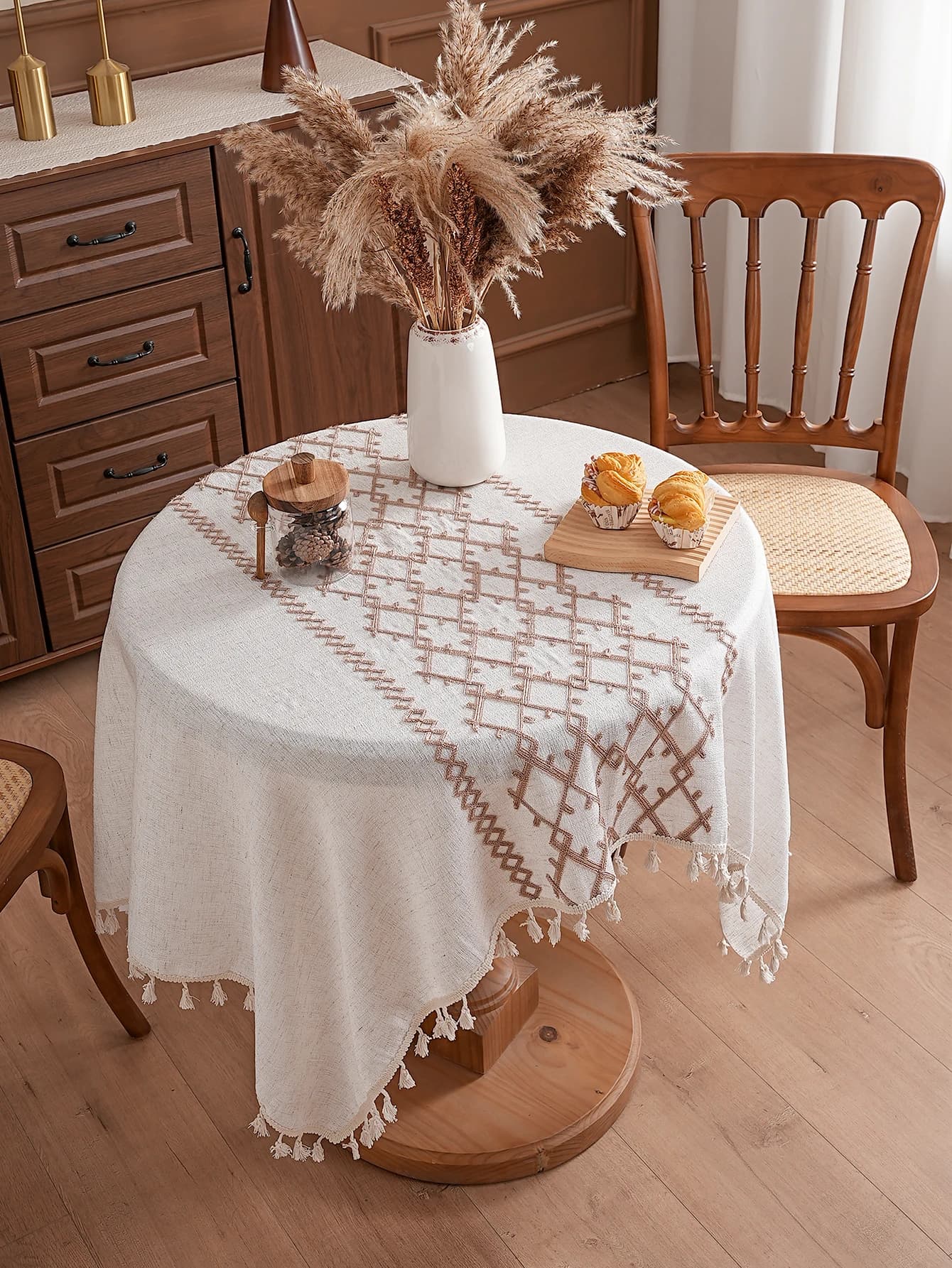Obrus dekoracyjny na stół – elegancki obrus z haftowanym wzorem