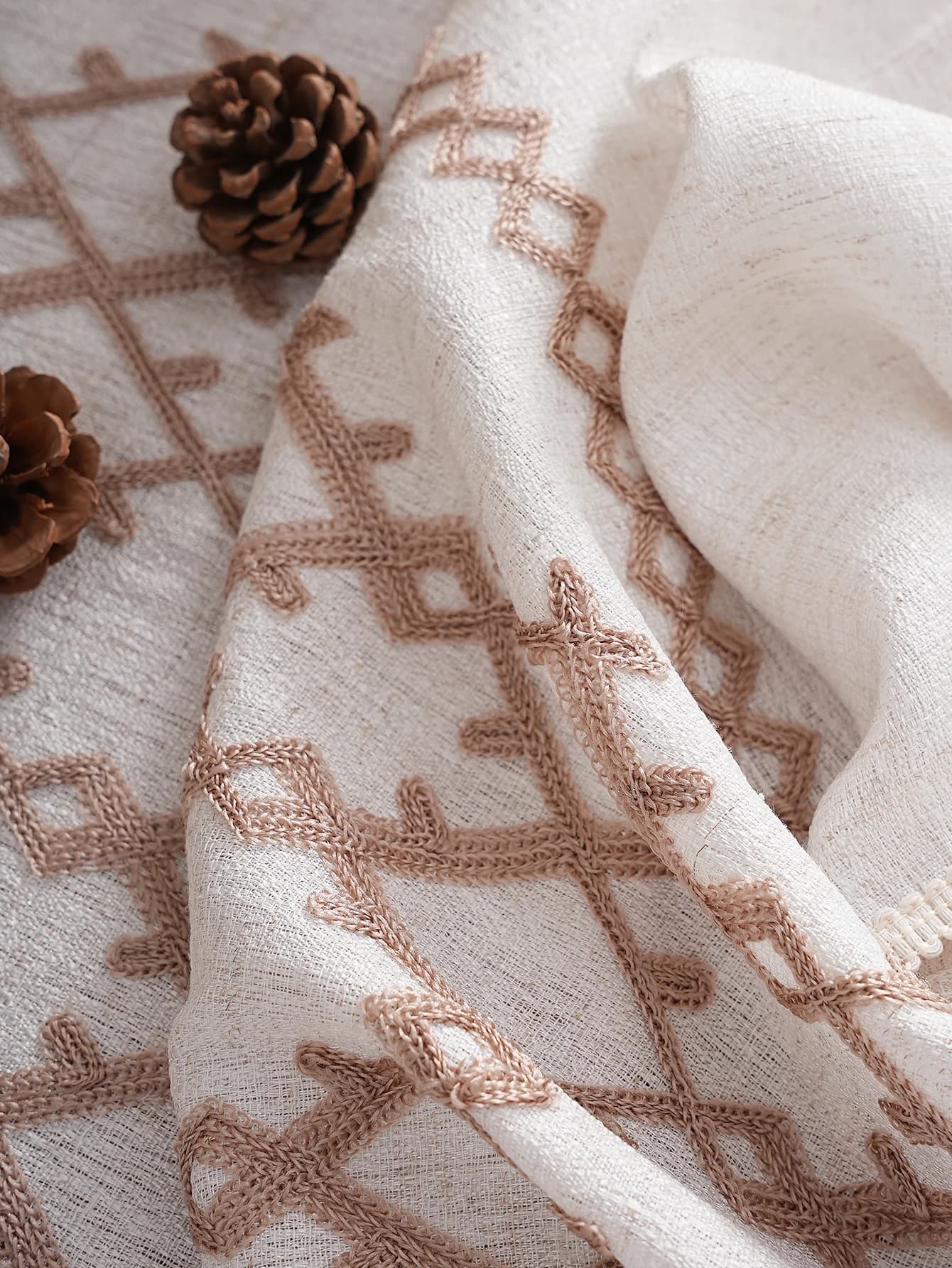 Obrus dekoracyjny na stół – elegancki obrus z haftowanym wzorem