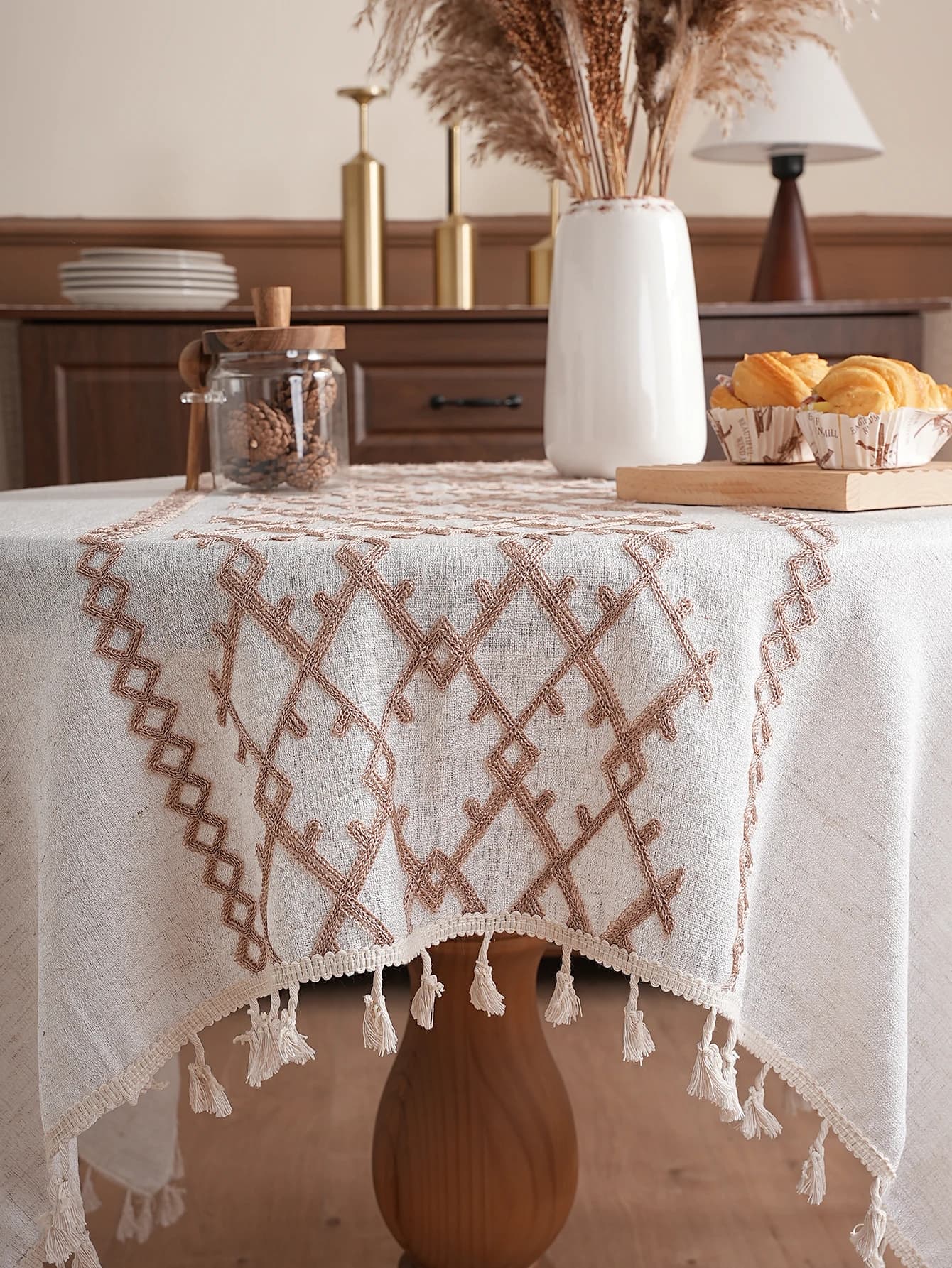 Obrus dekoracyjny na stół – elegancki obrus z haftowanym wzorem
