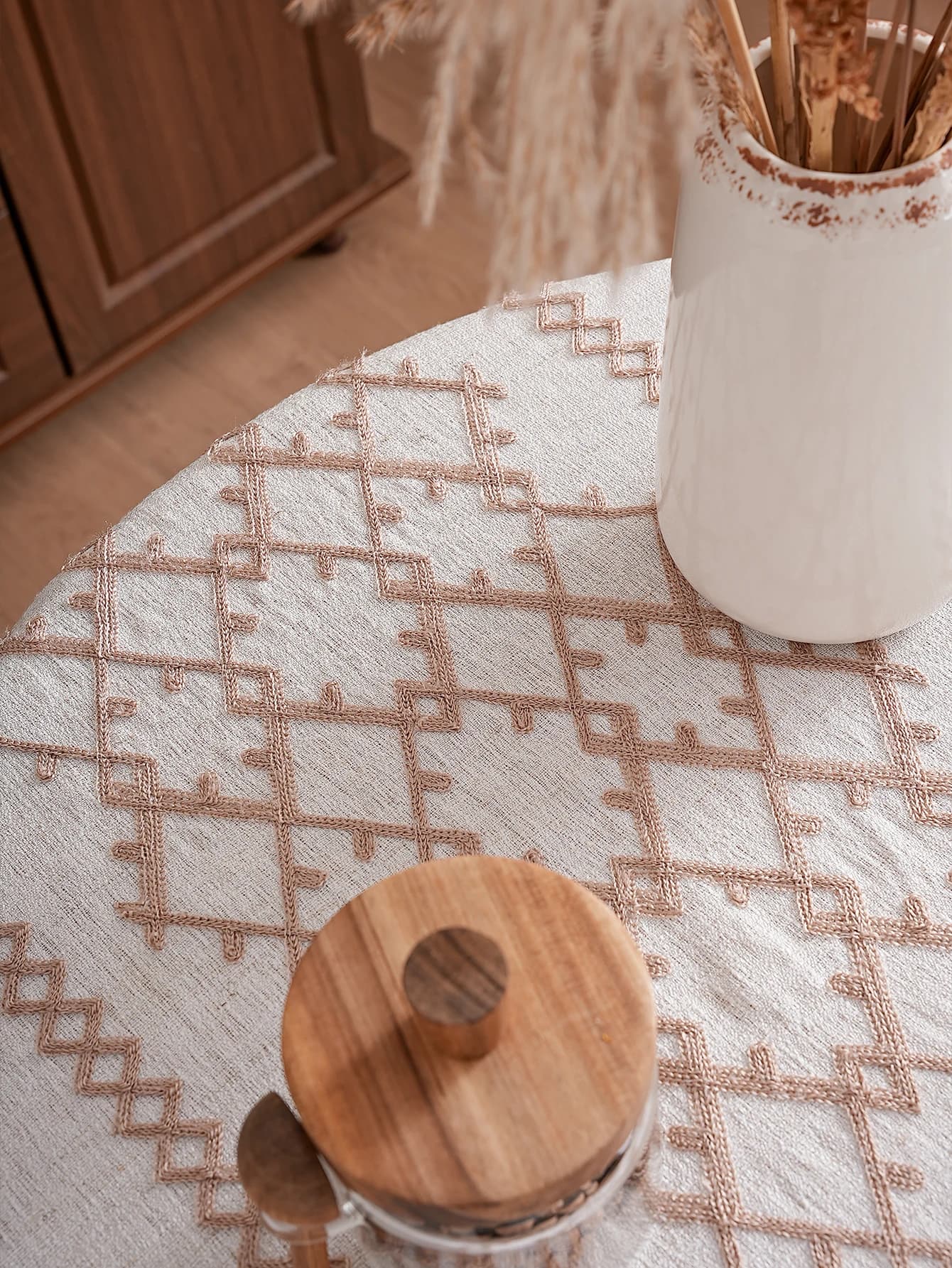 Obrus dekoracyjny na stół – elegancki obrus z haftowanym wzorem