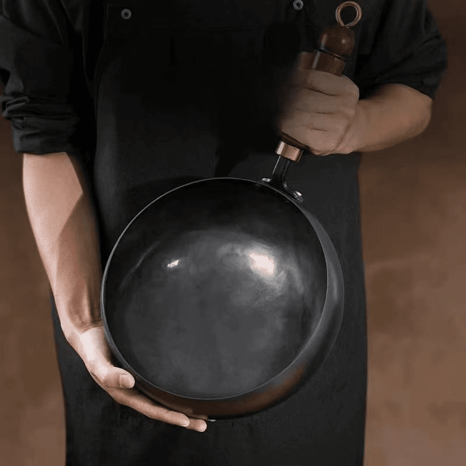 Ręcznie kuty wok żeliwny z drewnianą pokrywką – naturalny, bez powłok