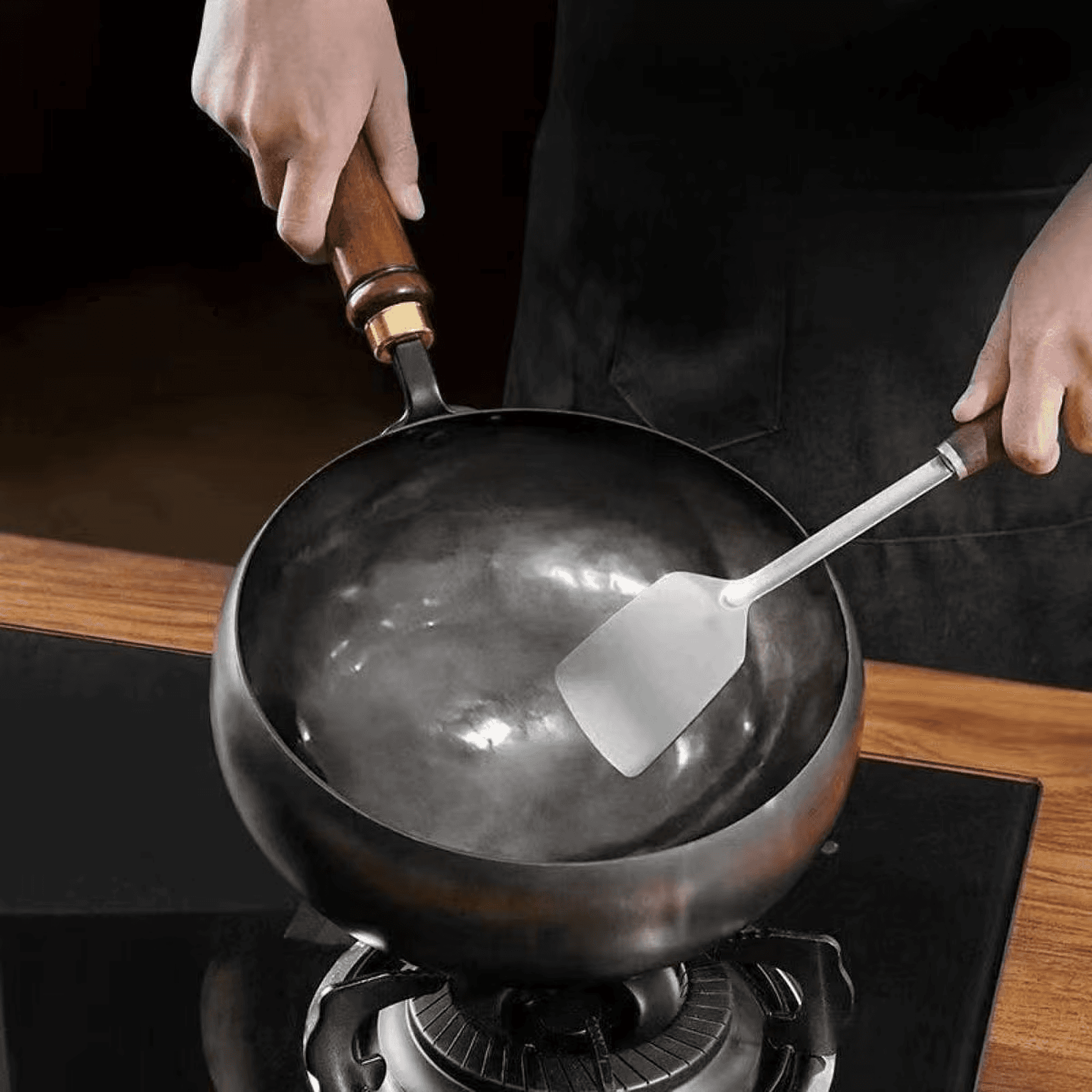 Ręcznie kuty wok żeliwny z drewnianą pokrywką – naturalny, bez powłok