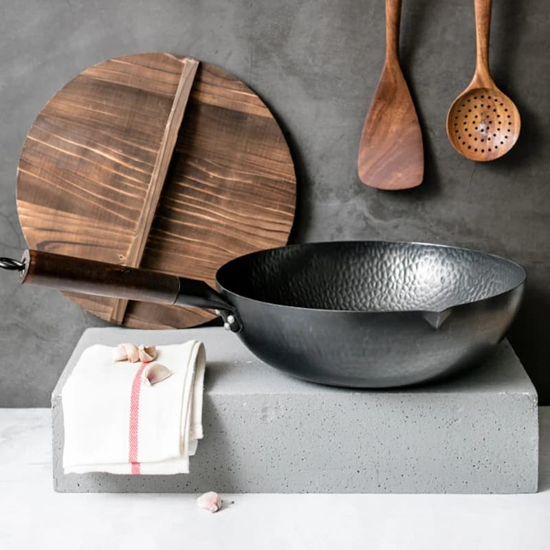 Chiński Tradycyjny Wok Handmade – żeliwny z drewnianą rączką